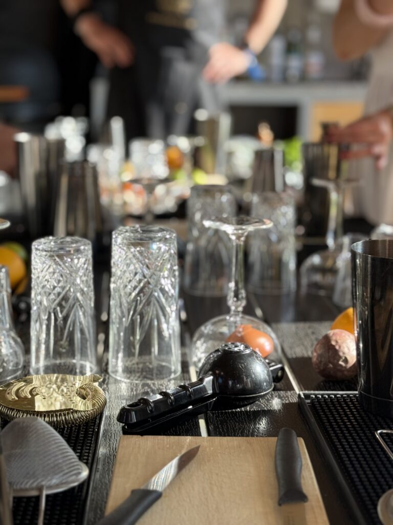 Karukella puhkemaja külalised kokteilikoolitusel