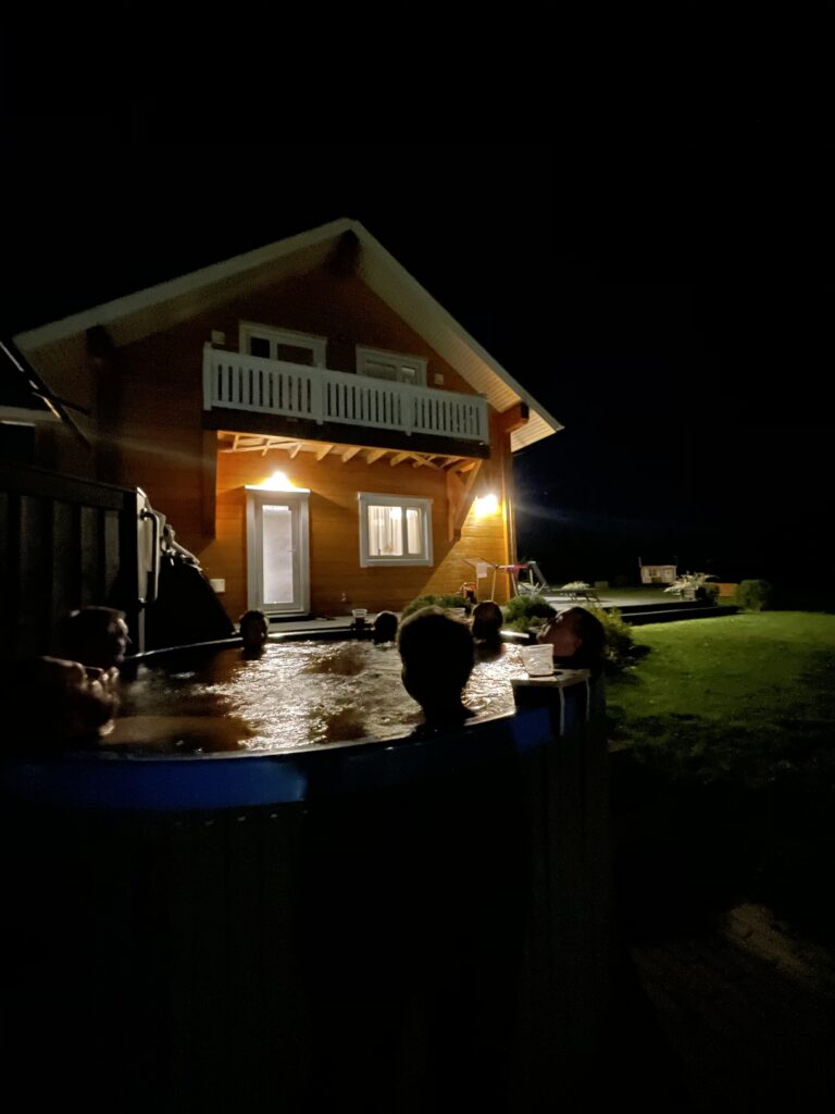 Karukella puhkemaja õhtune välibassein